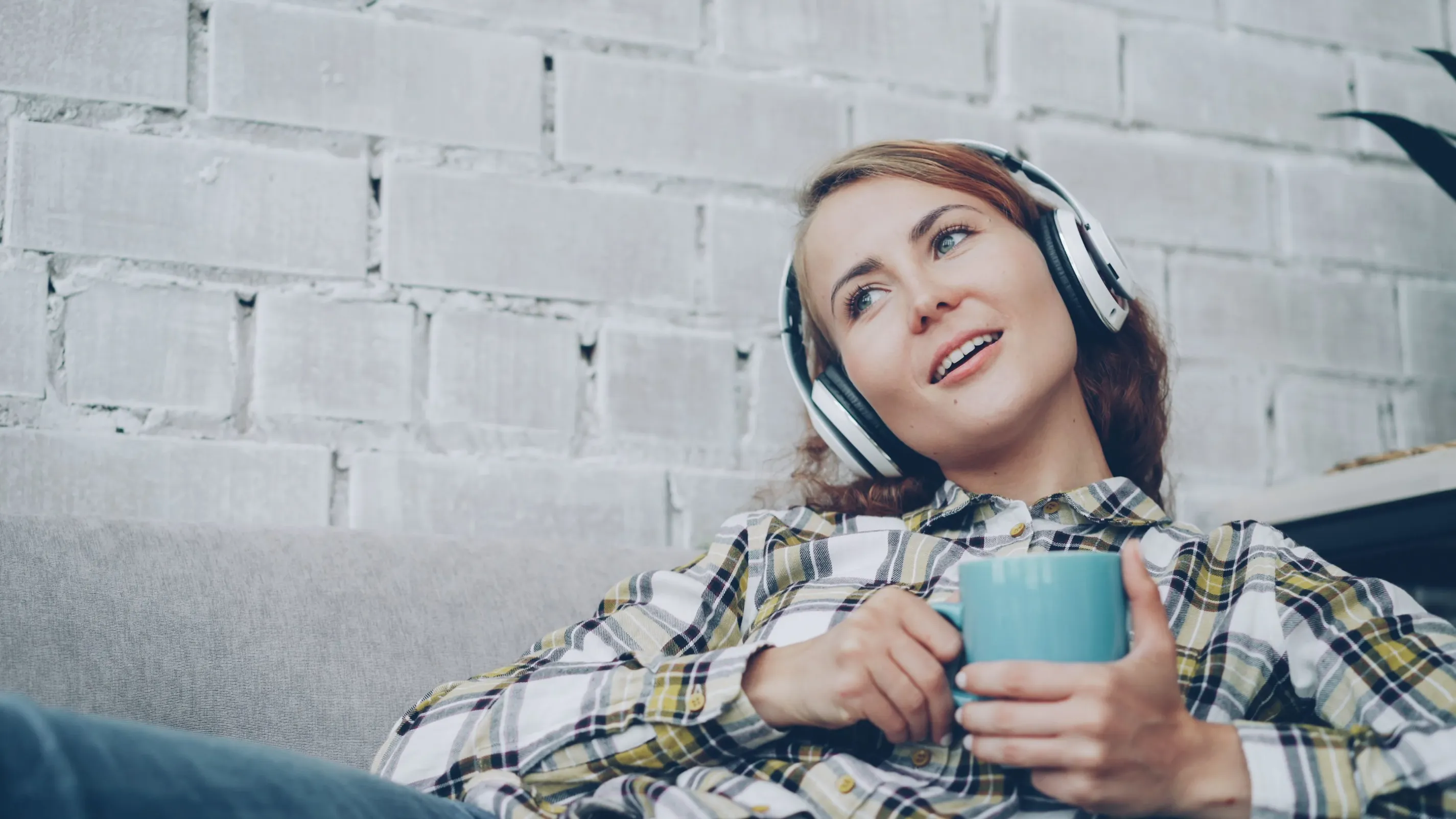 h-mujer-audifonos.webp